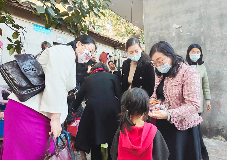 1月19日，東莞市婦聯(lián)及福利會組織開展了“玉蘭關(guān)愛、迎春送?！?022年春節(jié)慰問困難婦女兒童家庭”活動，集團培訓(xùn)中心主任劉淑芬代表我集團參加了本次活動，前往東莞市塘廈鎮(zhèn)、黃江鎮(zhèn)、樟木頭鎮(zhèn)，為17戶家