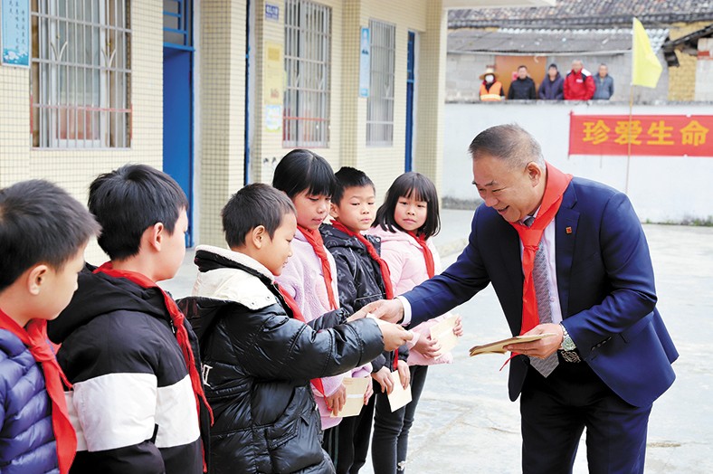 12月25日至26日，我集團(tuán)向捐建學(xué)校師生頒發(fā)“三正獎(jiǎng)教助學(xué)金”合計(jì)23.98萬(wàn)元。并向三正合水小學(xué)捐贈(zèng)了價(jià)值7.5萬(wàn)的多媒體教學(xué)設(shè)備，向揭陽(yáng)鳳湖小學(xué)碧潭三正分校一名病重學(xué)生捐贈(zèng)1萬(wàn)元助其度過(guò)難關(guān)。