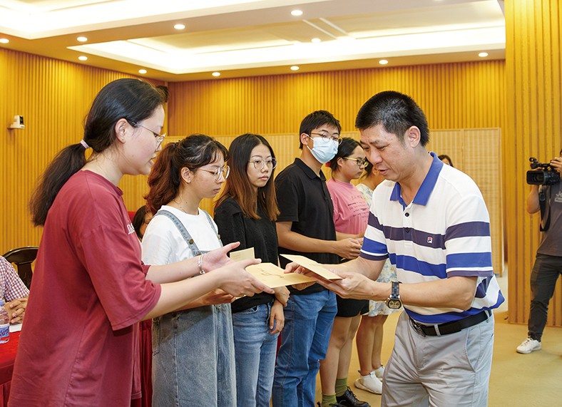 8月29日上午，“2023年廣東三正集團(tuán)捐資助學(xué)金發(fā)放儀式”在橋頭鎮(zhèn)第四小學(xué)舉行，為25名橋頭籍困難家庭在讀大學(xué)生發(fā)放助學(xué)金19.04萬(wàn)元。